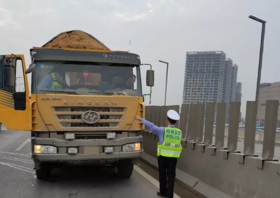 鄭州交警針對校車、渣土車、面包車等開展專項整治 鄭州交警針對校車、渣土車、面包車等開展專項整治