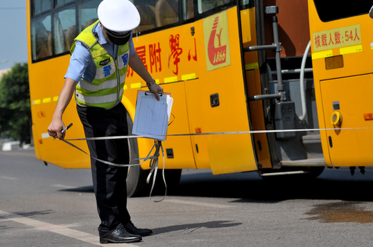 北碚交巡警支隊組織開展危化品道路運(yùn)輸及校車重特大道路交通事故應(yīng)急處置演練