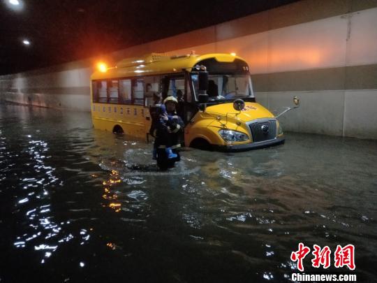 四川廣元：暴雨致校車被困 消防救出20余名學(xué)生