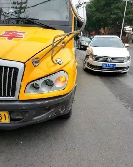 突發(fā)！河南安陽永安街附近一輛校車與私家車相撞