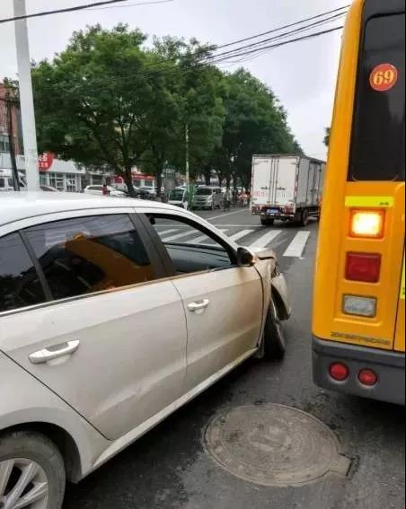 突發(fā)！河南安陽永安街附近一輛校車與私家車相撞