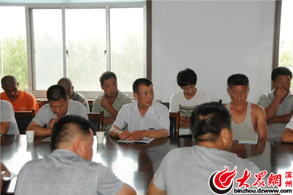 山東省濱州市:沾化交警組織校車駕駛人開展交通安全教育培訓班 山東省濱州市:沾化交警組織校車駕駛人開展交通安全教育培訓班