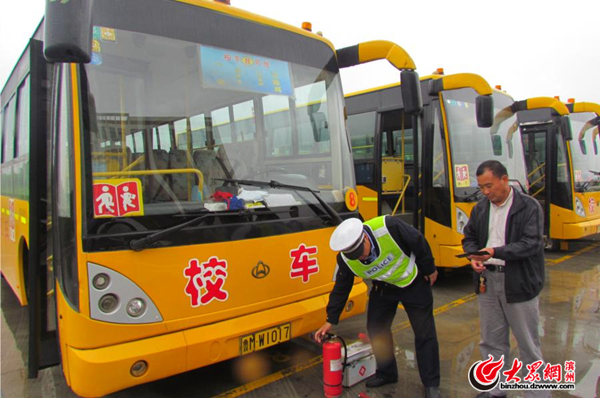 山東省濱州市：無棣交警開展校車安全檢查 構筑平安出行防護堡壘