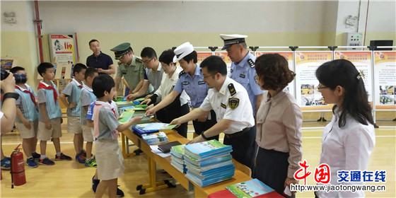 陜西西安交警經(jīng)開大隊(duì) 深入開展夏季校車安全隱患排查及“三超一疲勞”交通安全警示教育工作