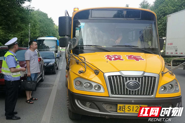 株洲荷塘交警聯(lián)合多部門開展校車專項整治行動/ 株洲荷塘交警聯(lián)合多部門開展校車專項整治行動