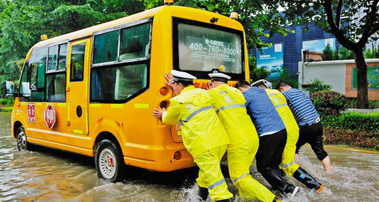 陜西渭南：警民合力推車 幫助被困校車