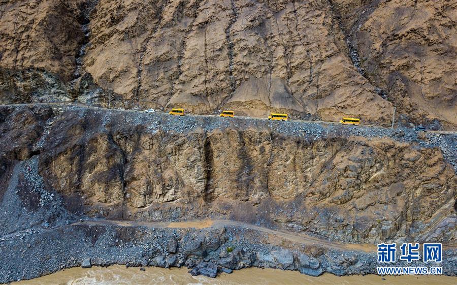 新疆阿克陶：集中組織校車 交警送學生平安回家