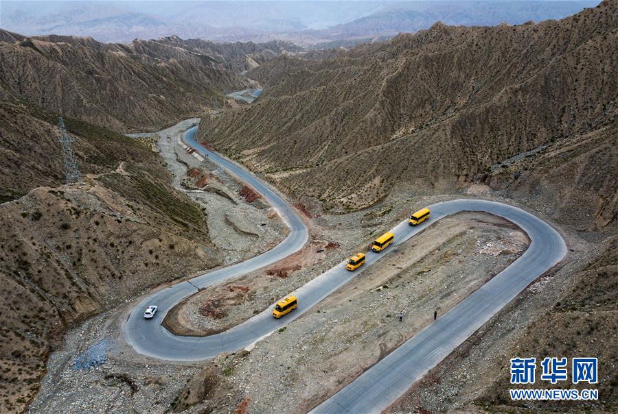 新疆阿克陶：集中組織校車 交警送學生平安回家