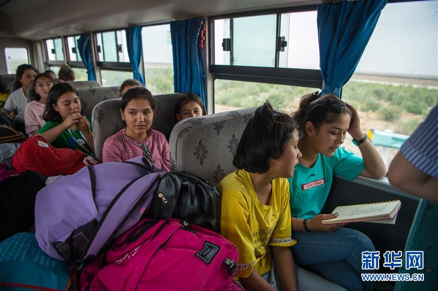 新疆阿克陶：集中組織校車 交警送學生平安回家