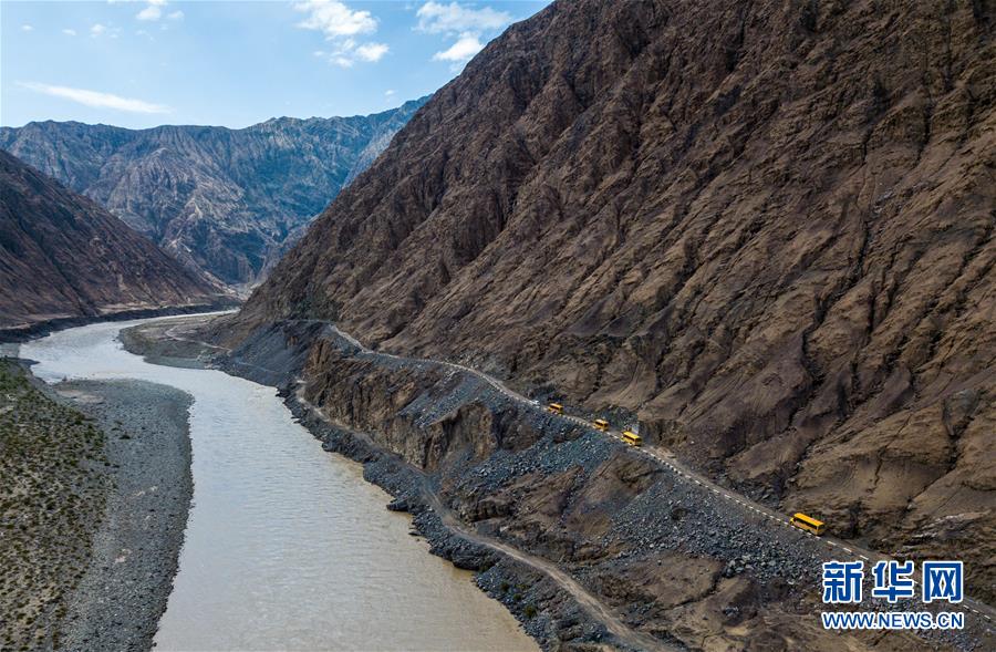 新疆阿克陶：集中組織校車 交警送學生平安回家