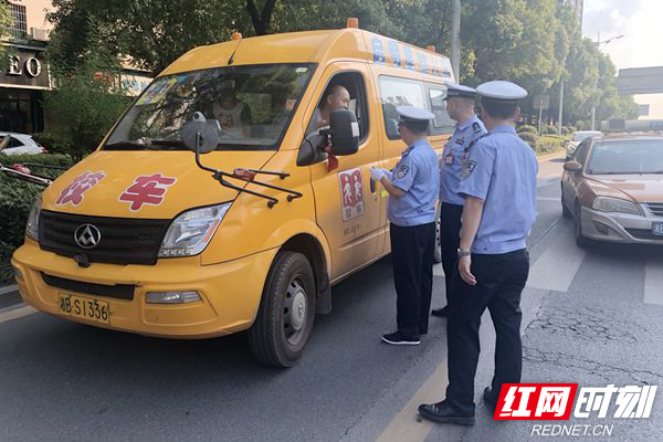 湖南株洲天元：交警聯(lián)合區(qū)教育局開展暑期校車安全突查