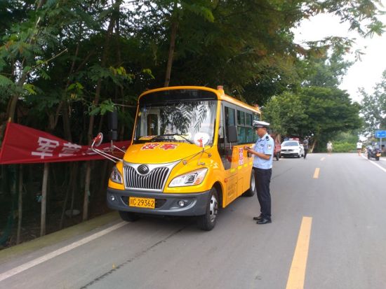 四川沿灘:嚴(yán)查校車 守護(hù)幼兒暑期交通安全 四川沿灘:嚴(yán)查校車 守護(hù)幼兒暑期交通安全