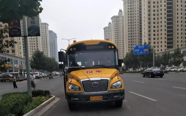 辛集市第一輛“校車”手續(xù)齊全已經(jīng)上路