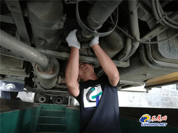 六合公司開展校車專項安檢迎接開學/ 六合公司開展校車專項安檢迎接開學