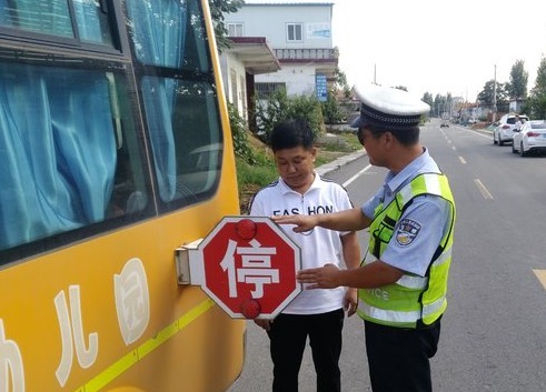 開(kāi)學(xué)前鄒城校車“體檢” 交警查得特仔細(xì)