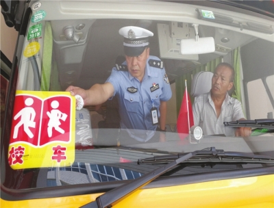 蘭州:交警開(kāi)學(xué)前“啟封”校車(chē)排查校車(chē)安全隱患 蘭州:交警開(kāi)學(xué)前“啟封”校車(chē)排查校車(chē)安全隱患