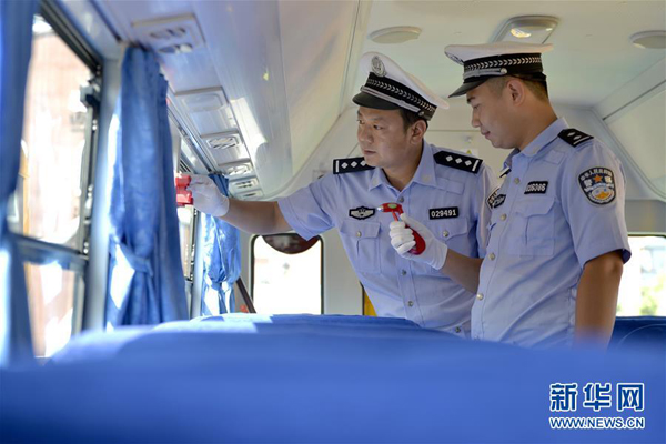 河北邢臺:校車“體檢”待開學 河北邢臺:校車“體檢”待開學