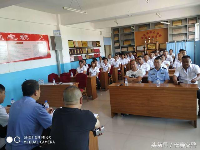 新學期開學季丨長春交警為校車駕駛員和學生家長送去“交通安全禮” 新學期開學季丨長春交警為校車駕駛員和學生家長送去“交通安全禮”