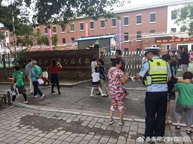 新學期開學季丨長春交警為校車駕駛員和學生家長送去“交通安全禮” 新學期開學季丨長春交警為校車駕駛員和學生家長送去“交通安全禮”