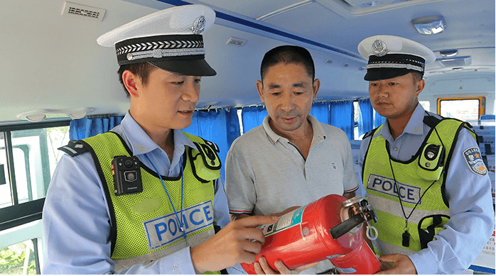 江蘇連云港安檢校車迎開學/ 江蘇連云港安檢校車迎開學
