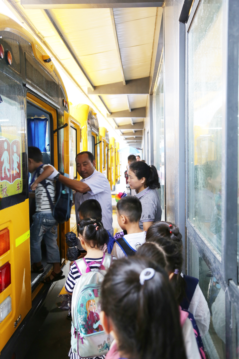 江蘇連云港贛榆區(qū)：學(xué)生今日起坐上專(zhuān)用校車(chē)