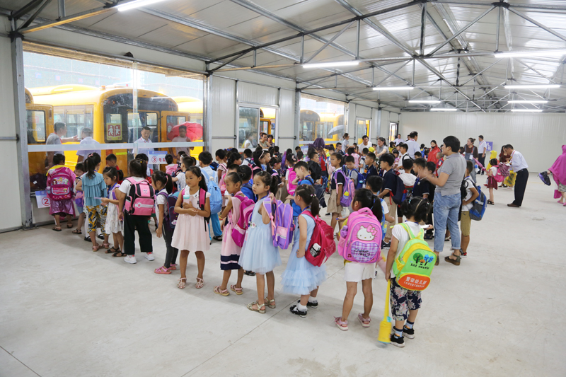 江蘇連云港贛榆區(qū)：學(xué)生今日起坐上專(zhuān)用校車(chē)