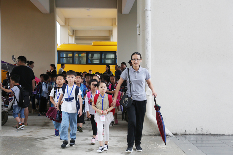 江蘇連云港贛榆區(qū)：學(xué)生今日起坐上專(zhuān)用校車(chē)