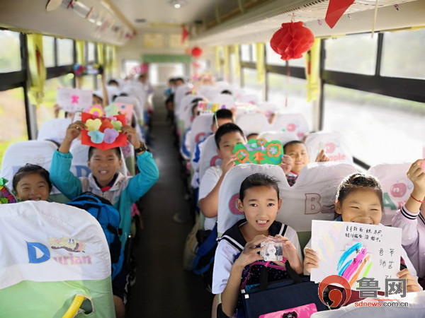 青島:交運西海岸溫馨校車在車廂內組織開展“感恩教師節”主題活動 青島:交運西海岸溫馨校車在車廂內組織開展“感恩教師節”主題活動