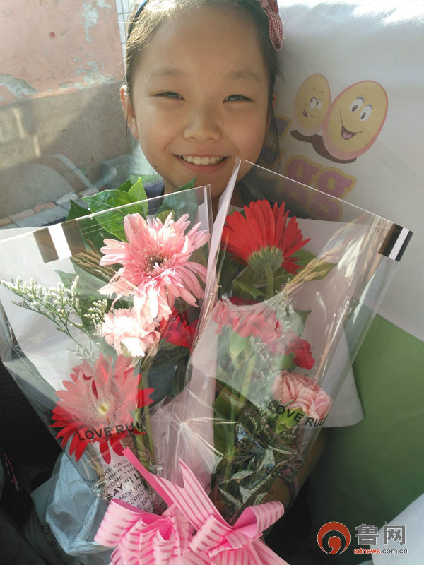 青島:交運西海岸溫馨校車在車廂內組織開展“感恩教師節”主題活動 青島:交運西海岸溫馨校車在車廂內組織開展“感恩教師節”主題活動