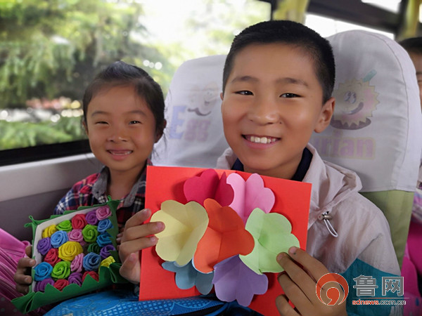 青島:交運西海岸溫馨校車在車廂內組織開展“感恩教師節”主題活動 青島:交運西海岸溫馨校車在車廂內組織開展“感恩教師節”主題活動