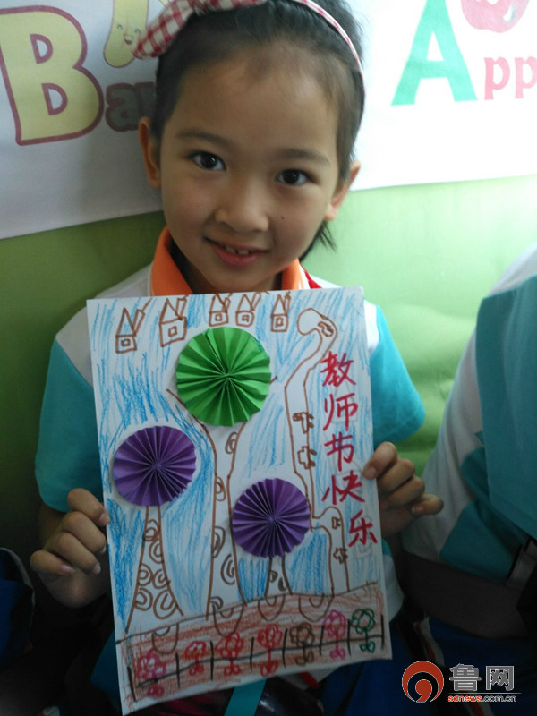 青島:交運西海岸溫馨校車在車廂內組織開展“感恩教師節”主題活動 青島:交運西海岸溫馨校車在車廂內組織開展“感恩教師節”主題活動