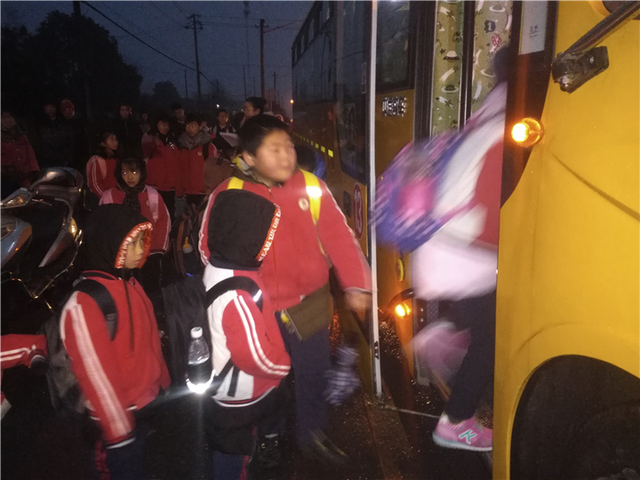 春季開學季 公交校車安全員跟車檢查忙