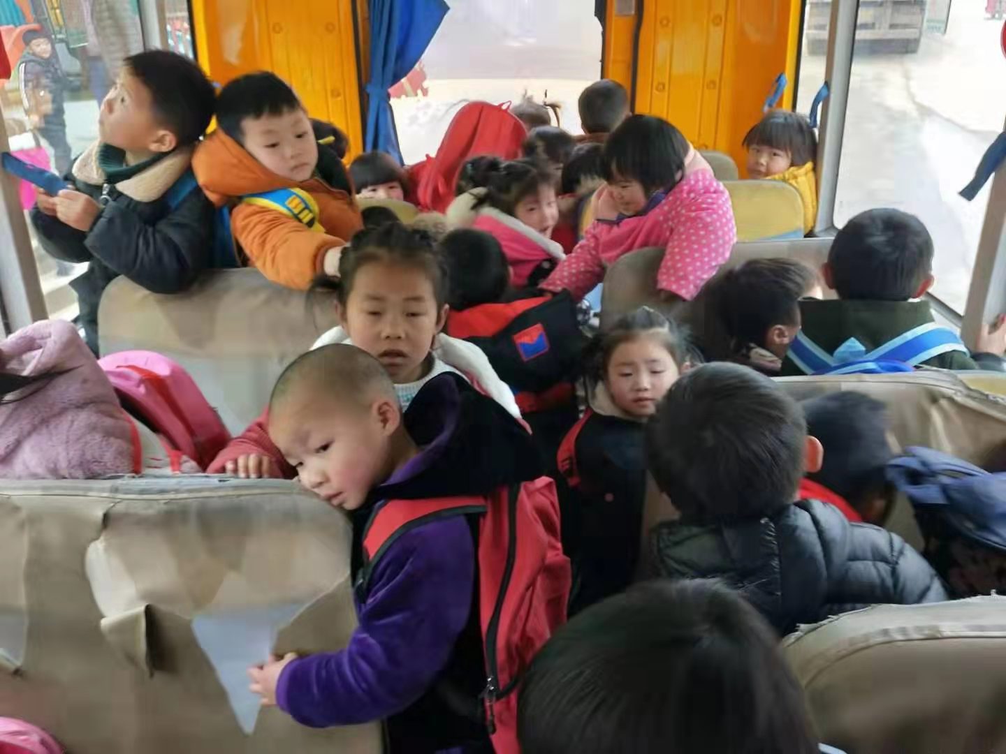 湖北陽新龍港鎮一幼兒園校車嚴重超載,19座塞滿30名幼兒 湖北陽新龍港鎮一幼兒園校車嚴重超載,19座塞滿30名幼兒