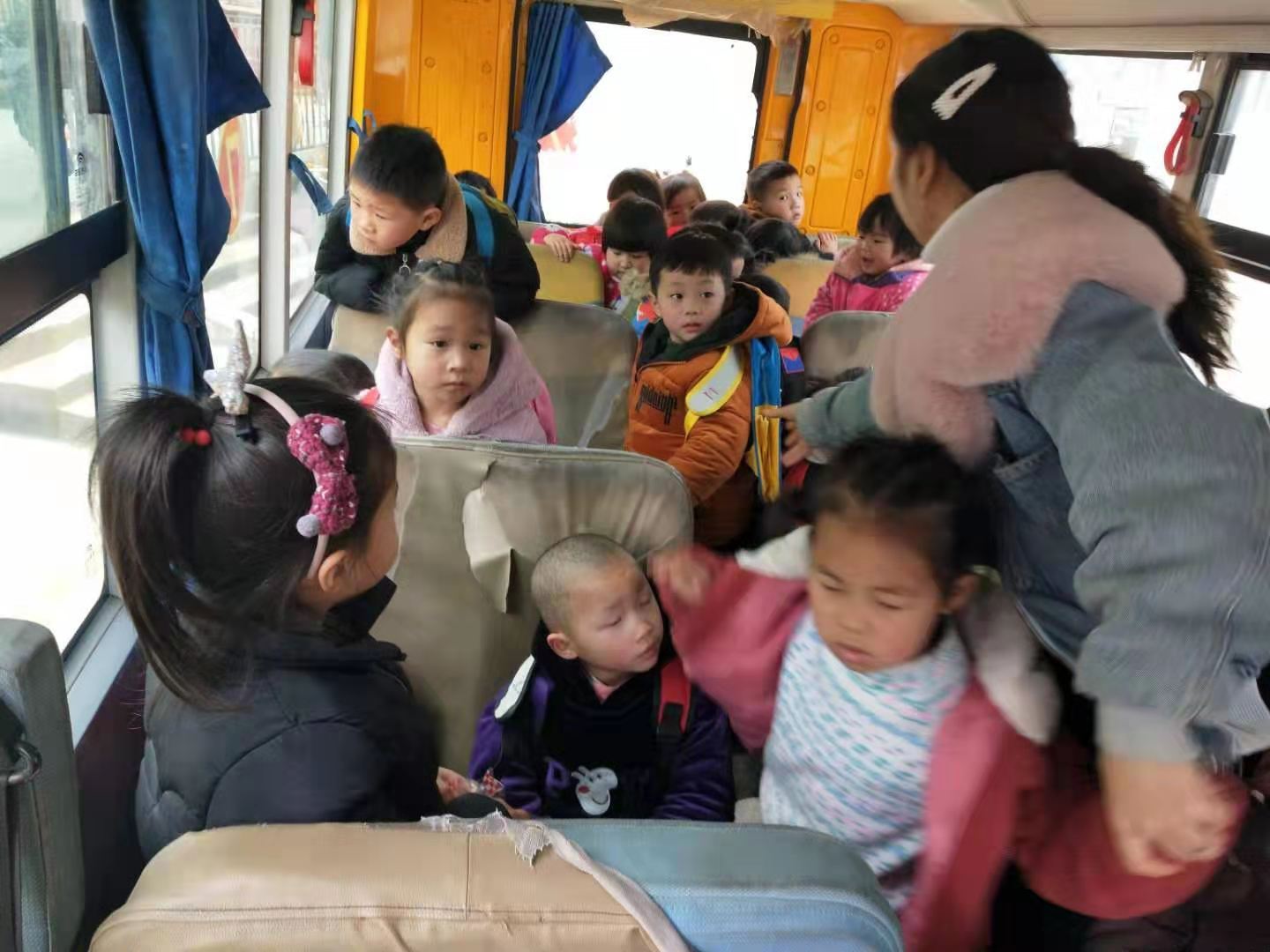 湖北陽新龍港鎮一幼兒園校車嚴重超載,19座塞滿30名幼兒 湖北陽新龍港鎮一幼兒園校車嚴重超載,19座塞滿30名幼兒