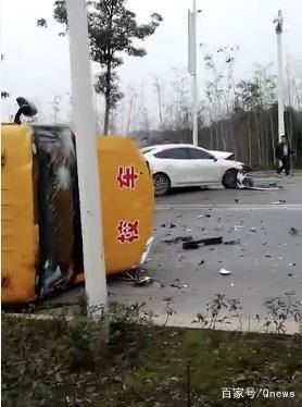 湖南常德一幼兒園校車側翻 1名學生受輕傷 湖南常德一幼兒園校車側翻 1名學生受輕傷