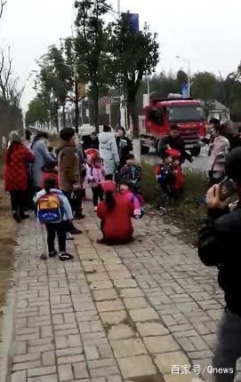 湖南常德一幼兒園校車側翻 1名學生受輕傷 湖南常德一幼兒園校車側翻 1名學生受輕傷