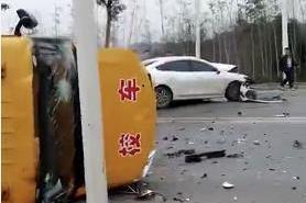 湖南常德一幼兒園校車側(cè)翻 1名學(xué)生受輕傷