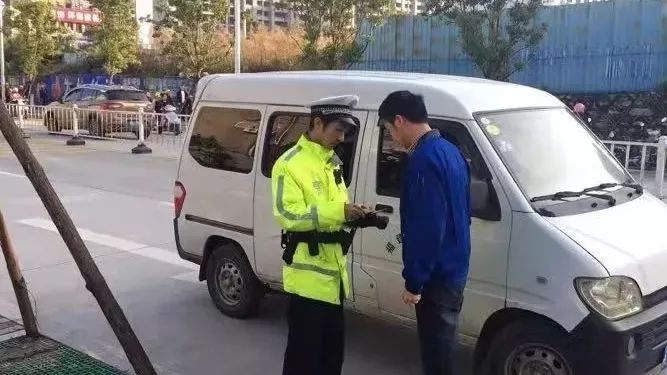 校車安全無小事,福清交警嚴(yán)查嚴(yán)處“黑校車”!!! 校車安全無小事,福清交警嚴(yán)查嚴(yán)處“黑校車”!!!