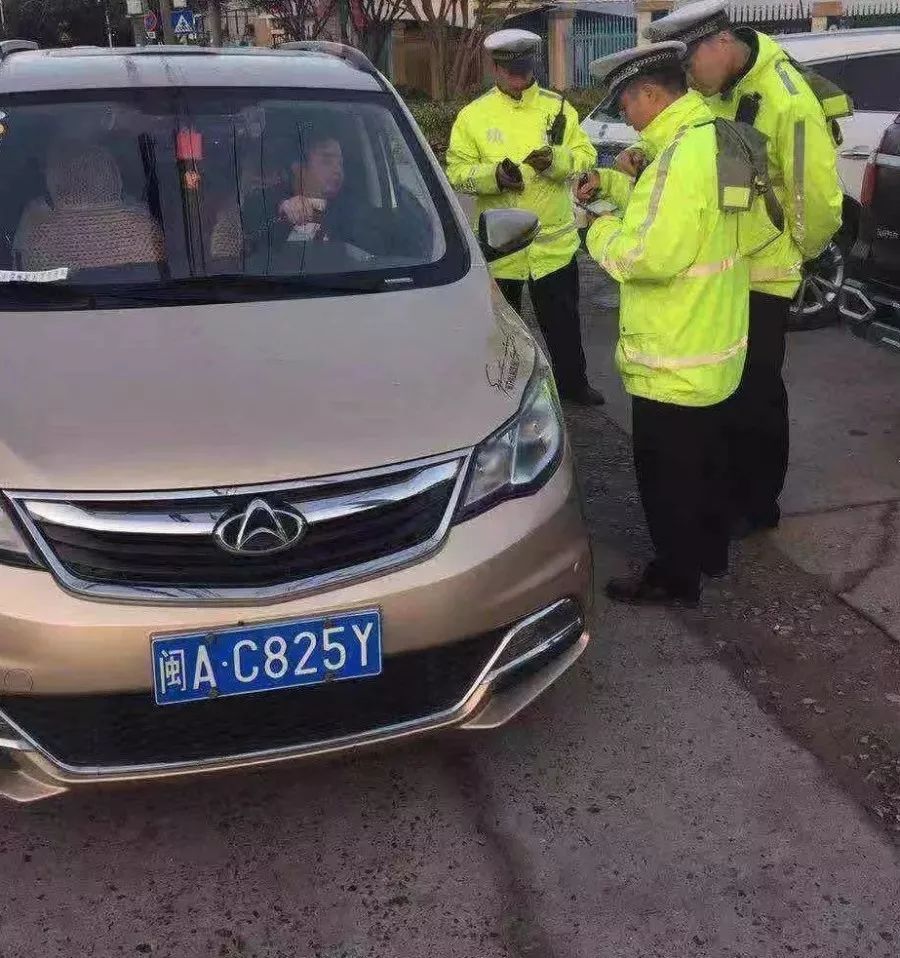 校車安全無小事,福清交警嚴(yán)查嚴(yán)處“黑校車”!!! 校車安全無小事,福清交警嚴(yán)查嚴(yán)處“黑校車”!!!