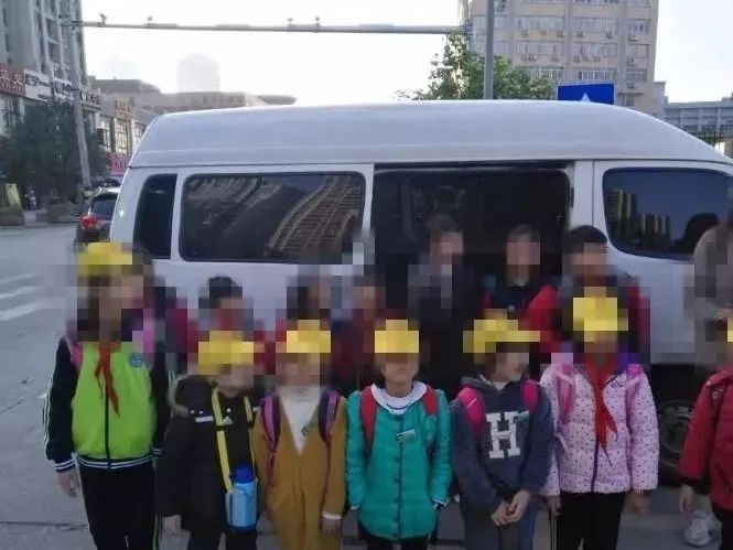 校車安全無小事,福清交警嚴(yán)查嚴(yán)處“黑校車”!!! 校車安全無小事,福清交警嚴(yán)查嚴(yán)處“黑校車”!!!