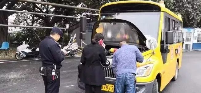 校車安全無小事,福清交警嚴(yán)查嚴(yán)處“黑校車”!!! 校車安全無小事,福清交警嚴(yán)查嚴(yán)處“黑校車”!!!