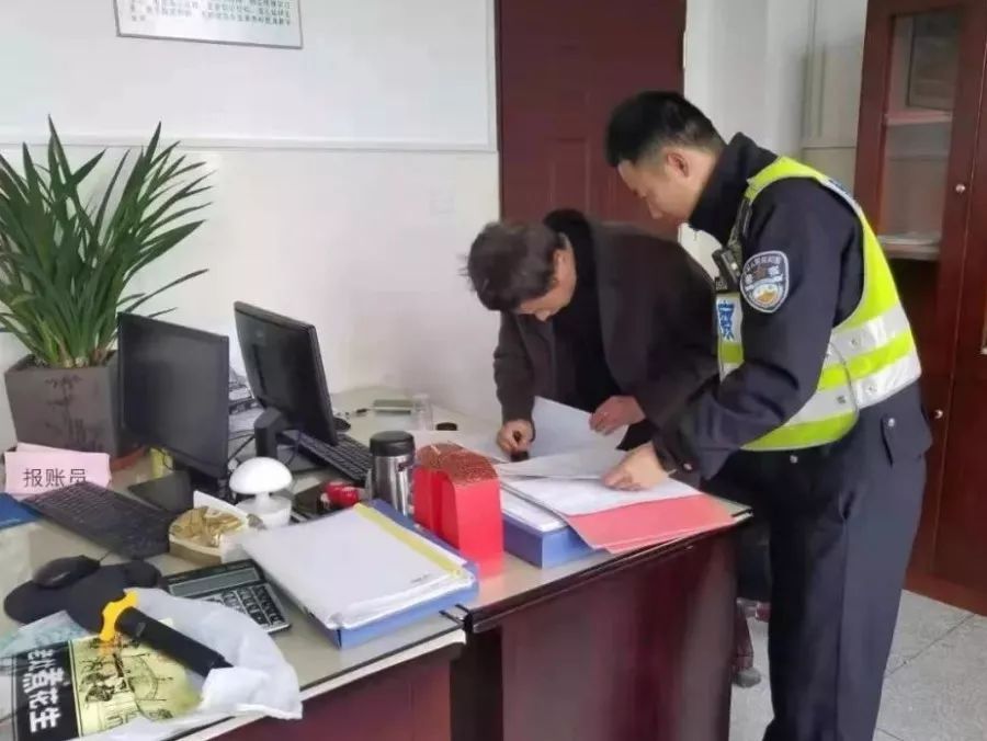 校車安全無小事,福清交警嚴(yán)查嚴(yán)處“黑校車”!!! 校車安全無小事,福清交警嚴(yán)查嚴(yán)處“黑校車”!!!