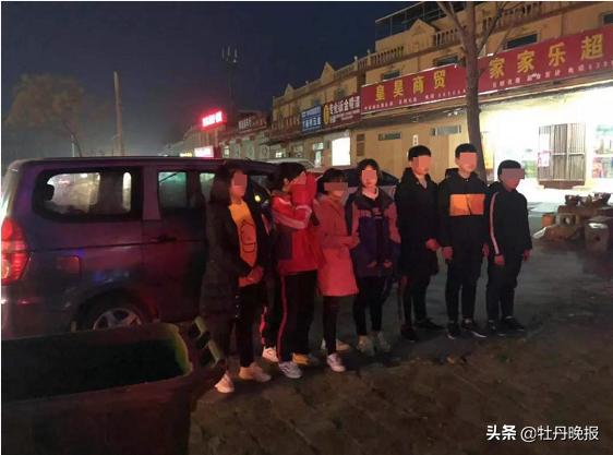 “校車”涉嫌違規(guī)被查 學生卻稱被交警“暖到了” “校車”涉嫌違規(guī)被查 學生卻稱被交警“暖到了”