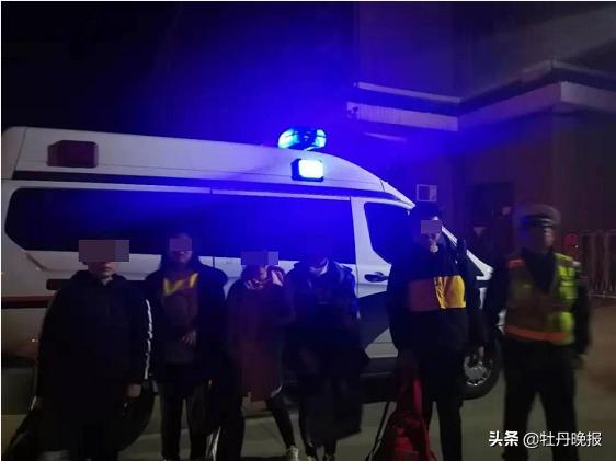 “校車”涉嫌違規(guī)被查 學生卻稱被交警“暖到了” “校車”涉嫌違規(guī)被查 學生卻稱被交警“暖到了”