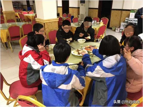 “校車”涉嫌違規(guī)被查 學生卻稱被交警“暖到了” “校車”涉嫌違規(guī)被查 學生卻稱被交警“暖到了”