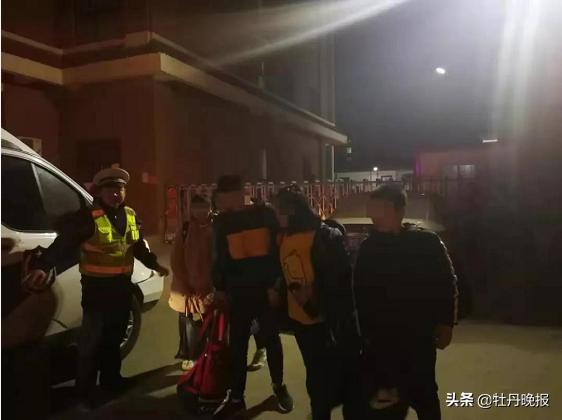 “校車”涉嫌違規(guī)被查 學生卻稱被交警“暖到了” “校車”涉嫌違規(guī)被查 學生卻稱被交警“暖到了”