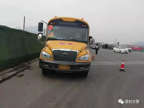 登封一校車(chē)司機(jī)找替駕 違法上路被處罰 登封一校車(chē)司機(jī)找替駕 違法上路被處罰