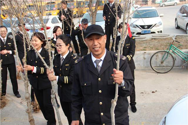 “大鼻子”校車志愿者多處植樹增綠 還在車內開講環保課