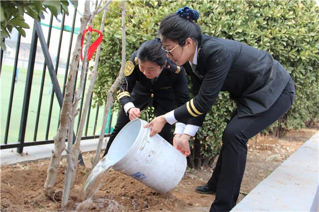 “大鼻子”校車志愿者多處植樹增綠 還在車內開講環保課