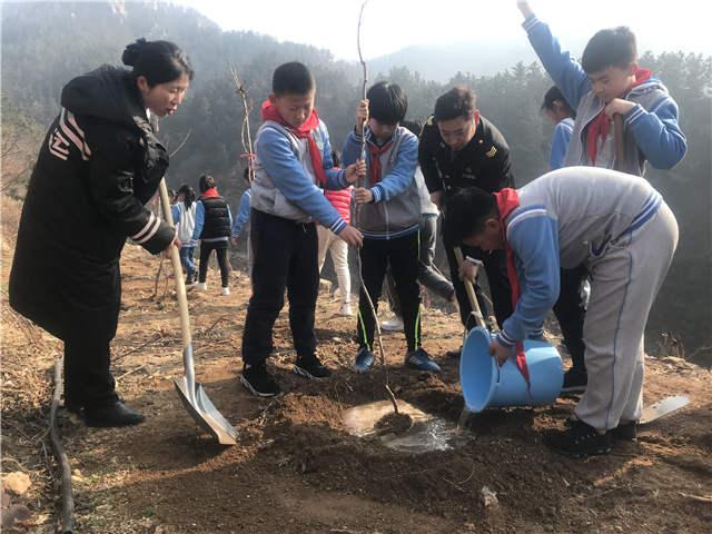 “大鼻子”校車志愿者多處植樹增綠 還在車內開講環保課